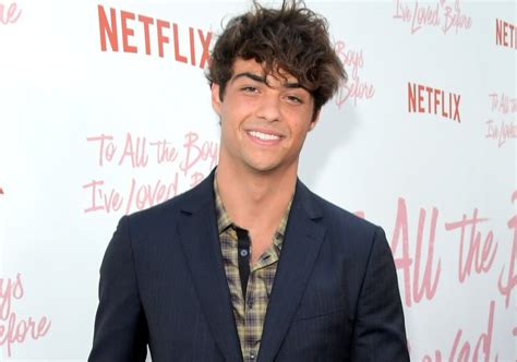 A história por trás da foto de Noah Centineo beijando。